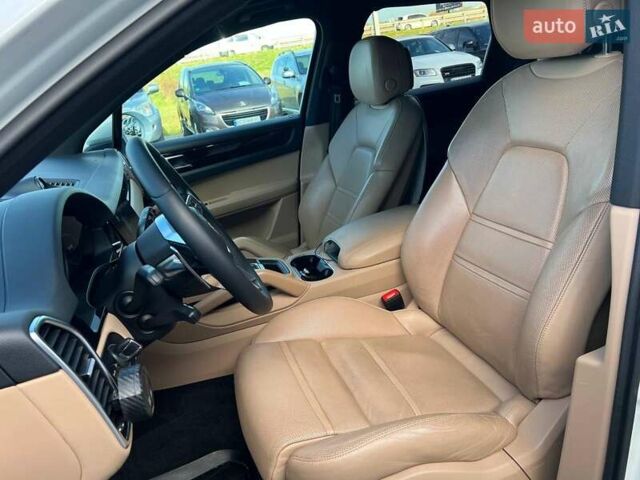 Белый Порше Каен, объемом двигателя 3 л и пробегом 100 тыс. км за 59990 $, фото 18 на Automoto.ua