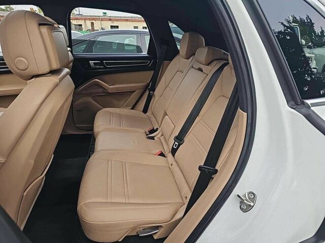 Білий Порше Cayenne, об'ємом двигуна 0 л та пробігом 37 тис. км за 27000 $, фото 6 на Automoto.ua