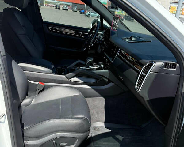 Белый Порше Каен, объемом двигателя 3 л и пробегом 78 тыс. км за 62500 $, фото 11 на Automoto.ua