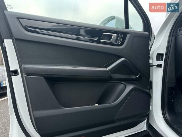 Белый Порше Каен, объемом двигателя 3 л и пробегом 34 тыс. км за 73500 $, фото 16 на Automoto.ua