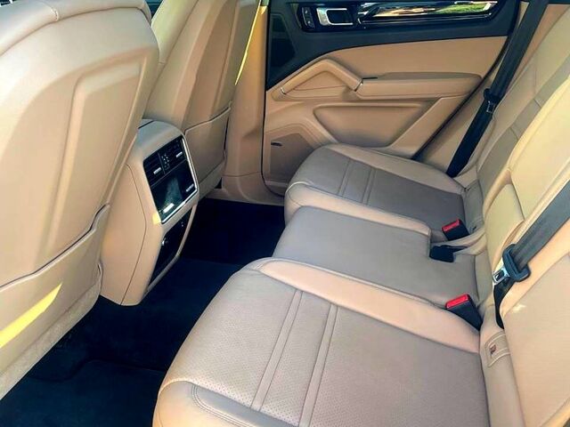 Белый Порше Каен, объемом двигателя 3 л и пробегом 65 тыс. км за 74899 $, фото 5 на Automoto.ua