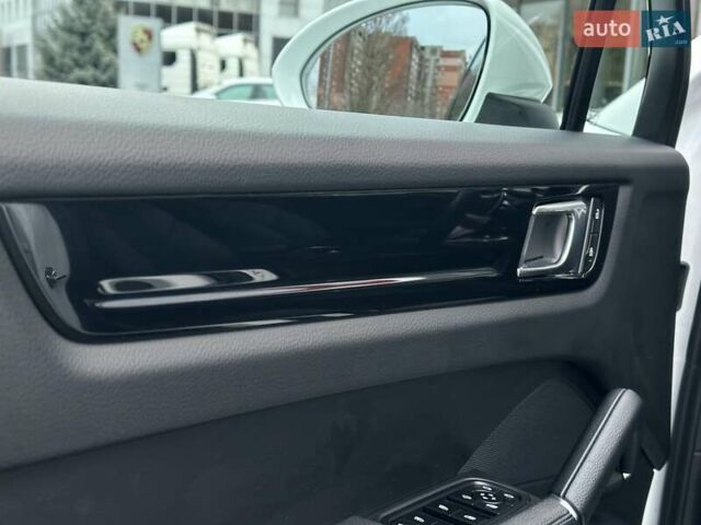 Белый Порше Каен, объемом двигателя 3 л и пробегом 34 тыс. км за 73500 $, фото 17 на Automoto.ua