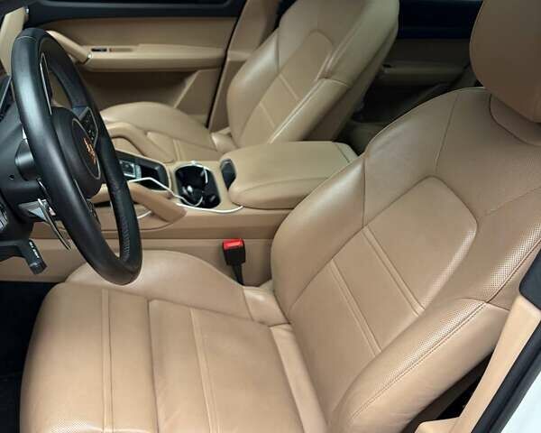 Белый Порше Каен, объемом двигателя 3 л и пробегом 65 тыс. км за 74899 $, фото 4 на Automoto.ua