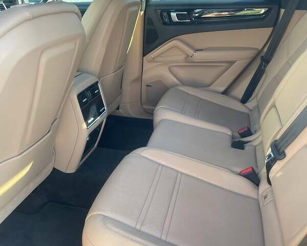 Белый Порше Каен, объемом двигателя 3 л и пробегом 65 тыс. км за 74899 $, фото 5 на Automoto.ua