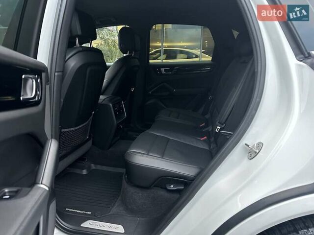 Белый Порше Каен, объемом двигателя 3 л и пробегом 34 тыс. км за 73500 $, фото 18 на Automoto.ua