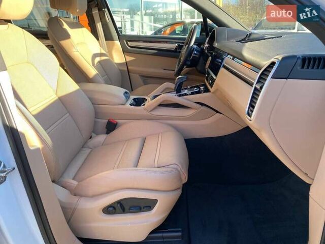 Білий Порше Cayenne, об'ємом двигуна 2.89 л та пробігом 32 тис. км за 83850 $, фото 26 на Automoto.ua