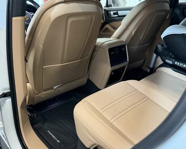 Білий Порше Cayenne, об'ємом двигуна 3 л та пробігом 37 тис. км за 90000 $, фото 26 на Automoto.ua