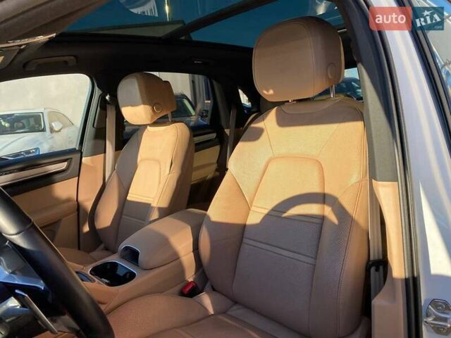 Білий Порше Cayenne, об'ємом двигуна 2.89 л та пробігом 32 тис. км за 83850 $, фото 20 на Automoto.ua