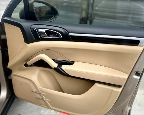 Бежевий Порше Cayenne, об'ємом двигуна 2.97 л та пробігом 210 тис. км за 30999 $, фото 26 на Automoto.ua