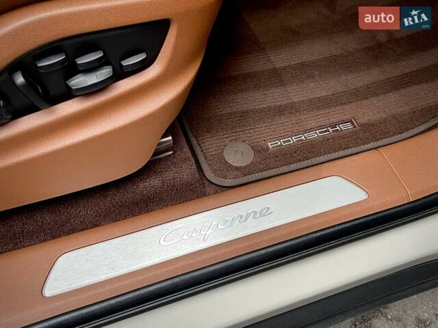 Бежевий Порше Cayenne, об'ємом двигуна 3 л та пробігом 28 тис. км за 98500 $, фото 78 на Automoto.ua