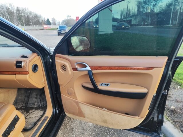 Чорний Порше Cayenne, об'ємом двигуна 4.5 л та пробігом 270 тис. км за 7034 $, фото 5 на Automoto.ua