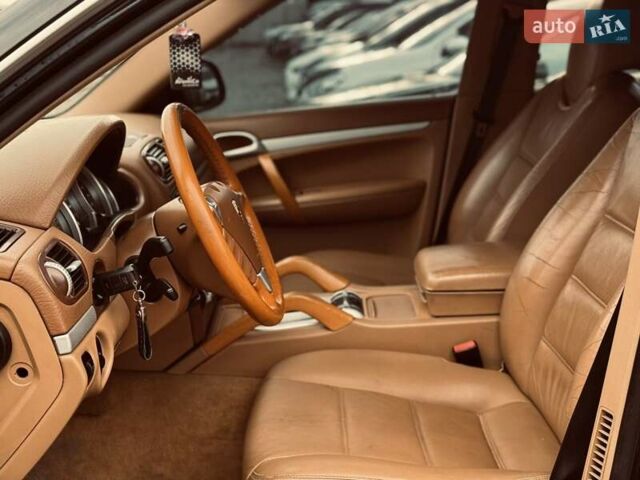 Чорний Порше Cayenne, об'ємом двигуна 4.5 л та пробігом 250 тис. км за 4850 $, фото 28 на Automoto.ua