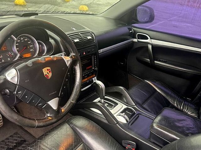 Черный Порше Каен, объемом двигателя 4.5 л и пробегом 235 тыс. км за 5999 $, фото 2 на Automoto.ua