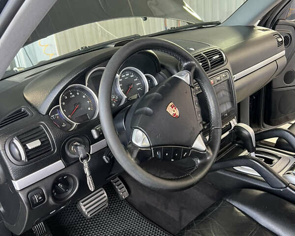 Черный Порше Каен, объемом двигателя 4.5 л и пробегом 378 тыс. км за 6600 $, фото 30 на Automoto.ua