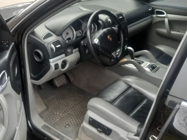 Чорний Порше Cayenne, об'ємом двигуна 4.5 л та пробігом 325 тис. км за 6386 $, фото 3 на Automoto.ua