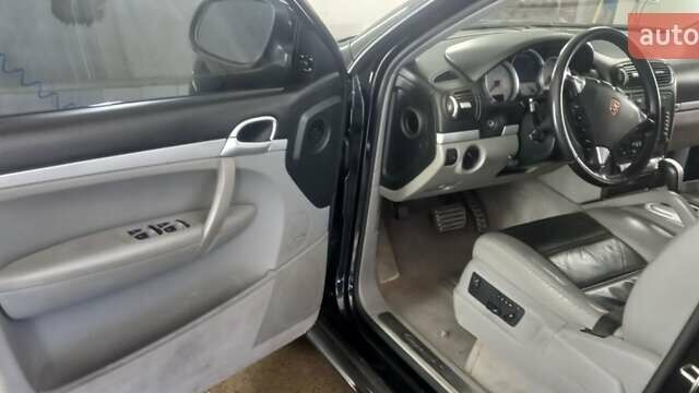 Черный Порше Каен, объемом двигателя 4.5 л и пробегом 325 тыс. км за 6500 $, фото 14 на Automoto.ua