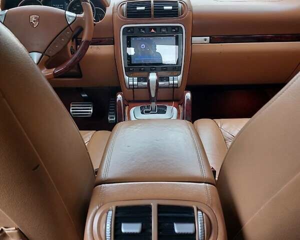 Черный Порше Каен, объемом двигателя 4.5 л и пробегом 185 тыс. км за 10500 $, фото 18 на Automoto.ua