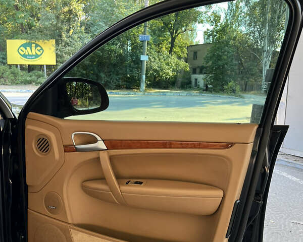Чорний Порше Cayenne, об'ємом двигуна 4.5 л та пробігом 114 тис. км за 12500 $, фото 31 на Automoto.ua