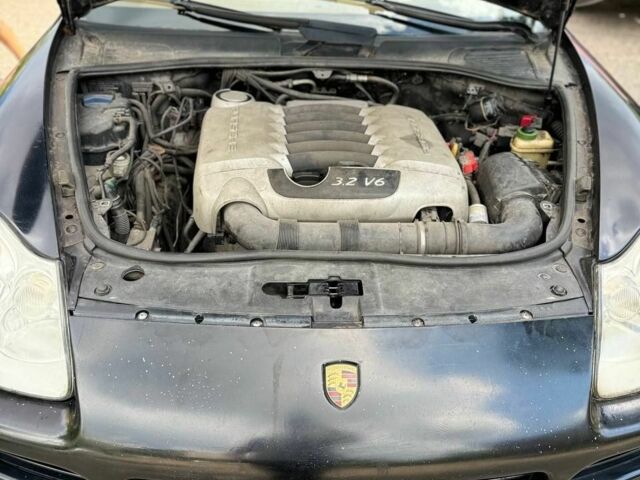 Чорний Порше Cayenne, об'ємом двигуна 3.2 л та пробігом 200 тис. км за 4975 $, фото 16 на Automoto.ua