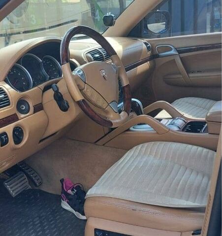 Черный Порше Каен, объемом двигателя 4.8 л и пробегом 148 тыс. км за 8000 $, фото 2 на Automoto.ua