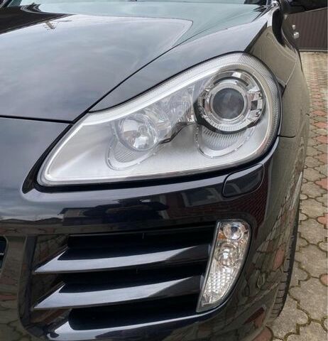 Чорний Порше Cayenne, об'ємом двигуна 4.7 л та пробігом 103 тис. км за 12000 $, фото 10 на Automoto.ua