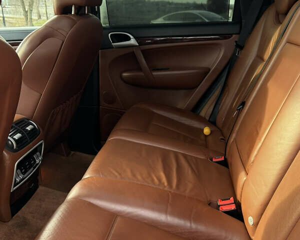 Черный Порше Каен, объемом двигателя 4.81 л и пробегом 180 тыс. км за 9000 $, фото 10 на Automoto.ua