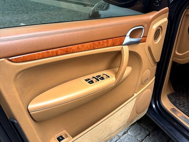 Черный Порше Каен, объемом двигателя 4.8 л и пробегом 140 тыс. км за 7500 $, фото 7 на Automoto.ua