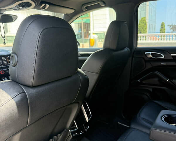 Черный Порше Каен, объемом двигателя 3.6 л и пробегом 195 тыс. км за 16500 $, фото 10 на Automoto.ua