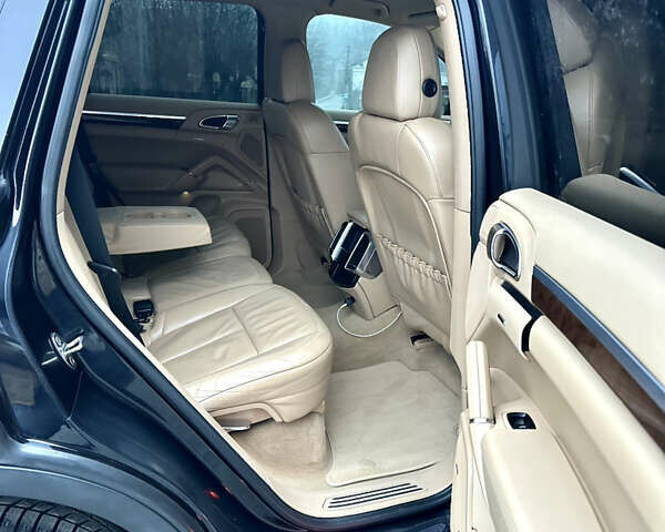 Черный Порше Каен, объемом двигателя 2.97 л и пробегом 302 тыс. км за 18000 $, фото 11 на Automoto.ua