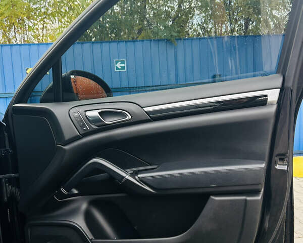 Черный Порше Каен, объемом двигателя 3.6 л и пробегом 210 тыс. км за 17000 $, фото 11 на Automoto.ua