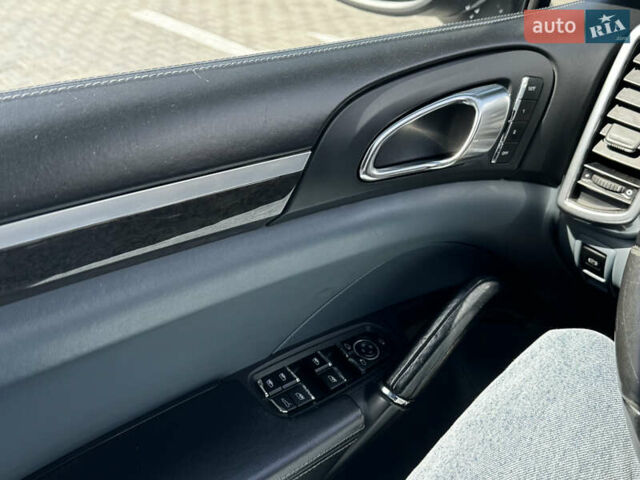 Чорний Порше Cayenne, об'ємом двигуна 4.81 л та пробігом 182 тис. км за 16800 $, фото 21 на Automoto.ua