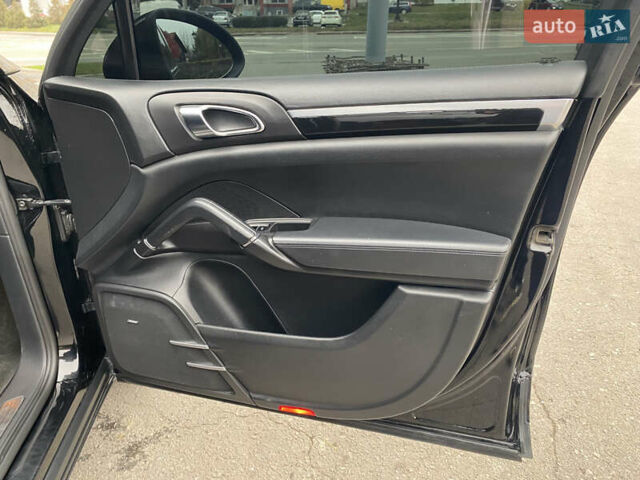 Чорний Порше Cayenne, об'ємом двигуна 3 л та пробігом 235 тис. км за 13950 $, фото 57 на Automoto.ua
