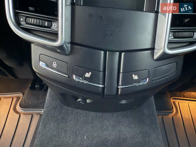 Чорний Порше Cayenne, об'ємом двигуна 4.8 л та пробігом 278 тис. км за 14500 $, фото 49 на Automoto.ua