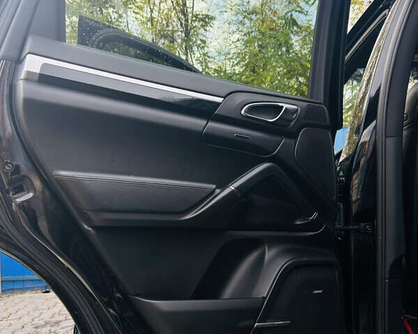 Черный Порше Каен, объемом двигателя 3.6 л и пробегом 210 тыс. км за 17000 $, фото 13 на Automoto.ua