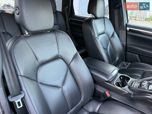 Чорний Порше Cayenne, об'ємом двигуна 4.8 л та пробігом 278 тис. км за 14500 $, фото 67 на Automoto.ua