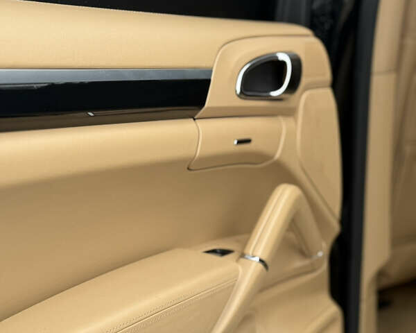 Чорний Порше Cayenne, об'ємом двигуна 3 л та пробігом 224 тис. км за 19350 $, фото 48 на Automoto.ua