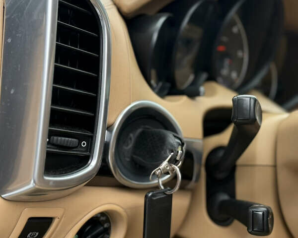 Чорний Порше Cayenne, об'ємом двигуна 3 л та пробігом 224 тис. км за 19350 $, фото 45 на Automoto.ua