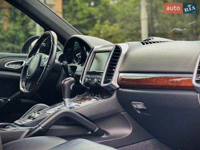 Порше Каен 2013 в Киеве на Automoto.ua Черный Порше Каен, объемом двигателя 4.13 л и пробегом 273 тыс. км за 23999 $, фото 37 на Automoto.ua