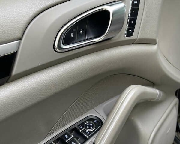 Чорний Порше Cayenne, об'ємом двигуна 3.6 л та пробігом 147 тис. км за 18000 $, фото 9 на Automoto.ua