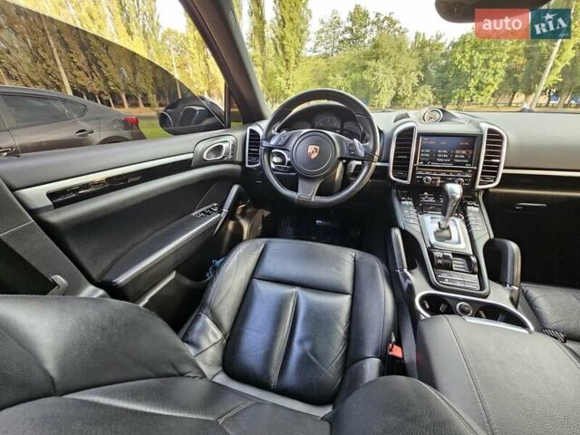 Черный Порше Каен, объемом двигателя 3 л и пробегом 258 тыс. км за 22850 $, фото 85 на Automoto.ua