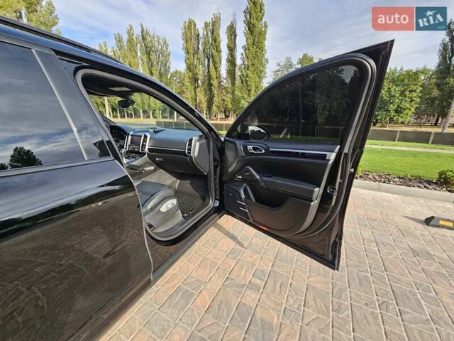 Черный Порше Каен, объемом двигателя 3 л и пробегом 258 тыс. км за 22850 $, фото 89 на Automoto.ua
