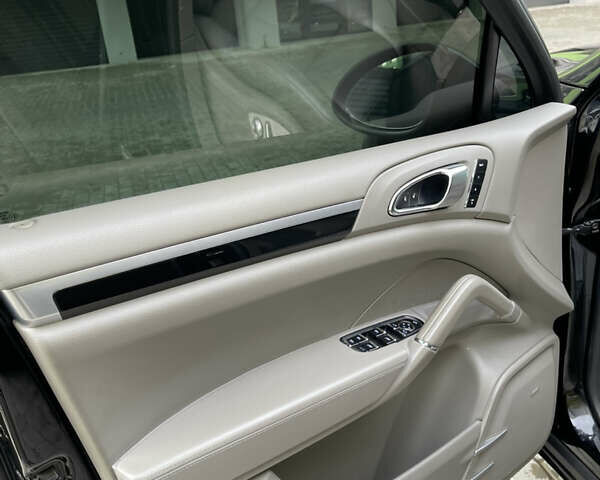 Чорний Порше Cayenne, об'ємом двигуна 3.6 л та пробігом 147 тис. км за 18000 $, фото 8 на Automoto.ua