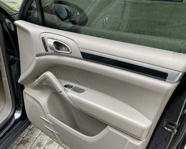 Чорний Порше Cayenne, об'ємом двигуна 3.6 л та пробігом 147 тис. км за 18000 $, фото 23 на Automoto.ua