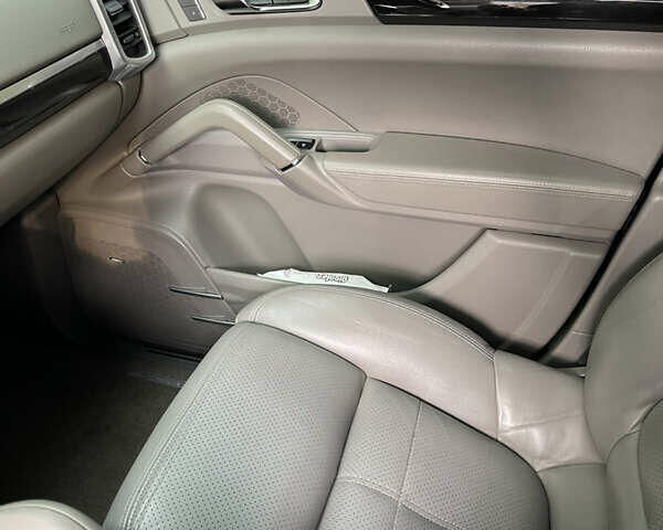 Чорний Порше Cayenne, об'ємом двигуна 3.6 л та пробігом 147 тис. км за 18000 $, фото 16 на Automoto.ua