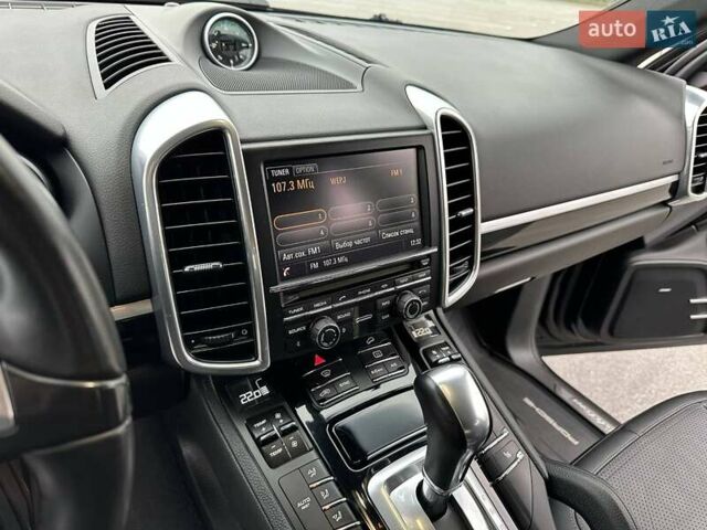 Чорний Порше Cayenne, об'ємом двигуна 3 л та пробігом 286 тис. км за 22000 $, фото 32 на Automoto.ua