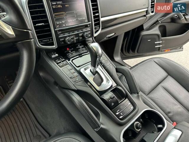 Чорний Порше Cayenne, об'ємом двигуна 3 л та пробігом 286 тис. км за 22000 $, фото 25 на Automoto.ua