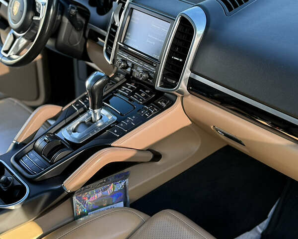 Черный Порше Каен, объемом двигателя 3 л и пробегом 170 тыс. км за 34999 $, фото 15 на Automoto.ua