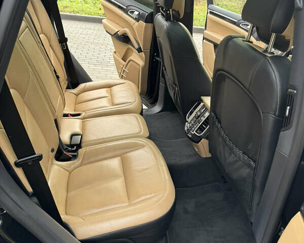 Черный Порше Каен, объемом двигателя 2.97 л и пробегом 249 тыс. км за 37000 $, фото 12 на Automoto.ua