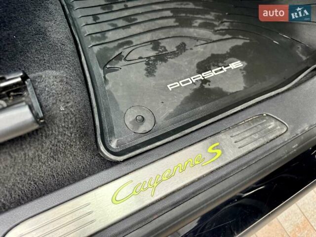 Черный Порше Каен, объемом двигателя 3 л и пробегом 140 тыс. км за 25900 $, фото 55 на Automoto.ua
