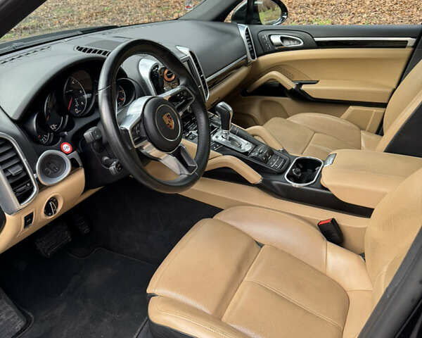 Черный Порше Каен, объемом двигателя 2.97 л и пробегом 249 тыс. км за 37000 $, фото 15 на Automoto.ua